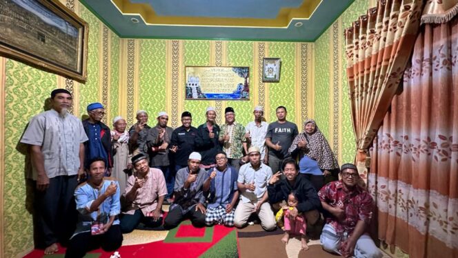 
 Caption: Suasana Rahmat Dermawan didampingi Wakil Ketua DPRD Provinsi Kaltim Muhammad Samsun foto bersama masyarakat petani di Samboja.