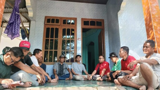 
 Foro : Rahmat Dermawan Faslitator Program Nelayan Produktif Kutai Kartanegara Saat Mengunjungi Kelompok Pembudidaya Ikan Air Tawar di Kecamatan Muara Jawa.