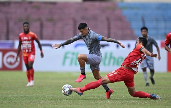 
 Caption: Duel pemain Borneo FC dengan Bali United. (MO Borneo FC)