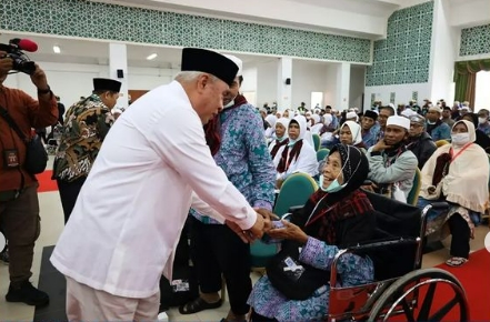 
 Caption: Gubernur Kaltim, Isran Noor menyapa jemaah haji yang baru tiba di Embarkasi Balikpapan, Minggu (9/7/2023). (IG Pemprov Kaltim)