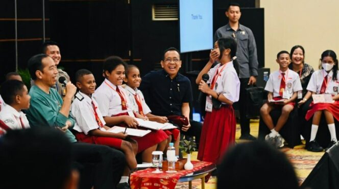 
 Caption: Presiden Joko Widodo bertemu dengan anak-anak pelajar Papua, Kota Jayapura, Papua. (BPMI Setpres/Laily Rachev)