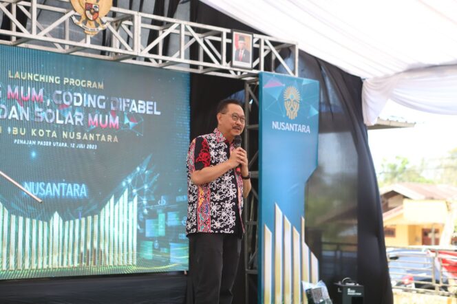 
 Caption: Kepala OIKN Susantono saat seremoni peluncuran program coding di Kantor Desa Bukit Raya PPU (IST)
