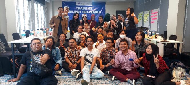 
 Caption: Suasana foto bersama jurnalis Kota Samarinda di Momen Training Meliput Isu Pemilu oleh Aji Indonesia