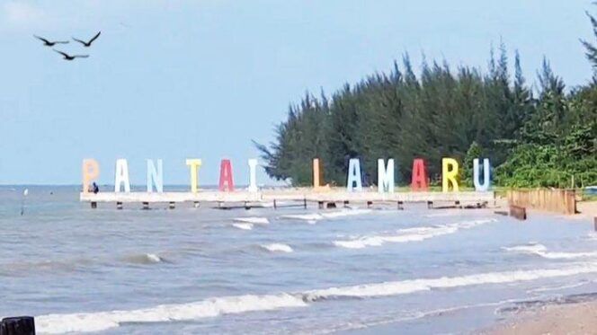 
 Caption: Pantai Lamaru di Kota Balikpapan, Kaltim. (pantainesia.com)