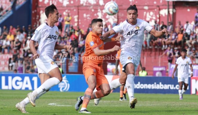 
 Caption: Matheus Pato diapit dua pemain Persik Kediri pada laga di Liga 1 2023-2024. (Liga Indonesia Baru) 