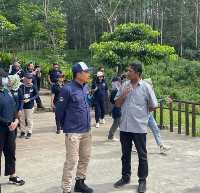 
 Caption: Kepala DPMPTSP Kaltim, Puguh Harjanto saat melakukan kunjungan bersama Kementerian Investasi di IKN Nusantara. (humas dpmptsp).