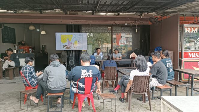 
 Caption: Konferensi pers dukungan  terhadap Desa Telemow di Klinik Kopi Jalan Harmonika Samarinda, Selasa (25/7/2023).