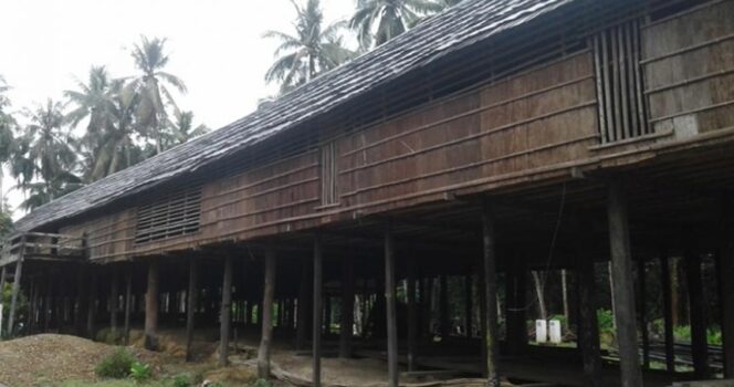 
 Caption: Rumah Lamin Tolan, salah satu obyek wisata di Kabupaten Kutai Barat. (direktoripariwisata.id).