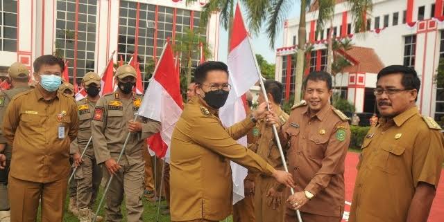 
 Caption: Wakil Bupati Kukar, Rendi Solihin dalam aksi Gerakan 10 Juta bendera Merah Putih.