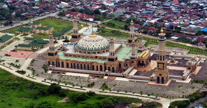 
 Caption: Samarinda, kota jasa yang menawarkan beragam tempat wisata, Salah Satunya Masjid Islamic Center Samarinda (Foto: Mister Aladin)