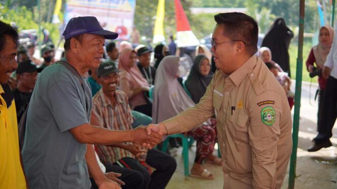 
 Teks Foto: Wakil Bupati Rendi Solihin saat bertemu dengen petani di Kukar.