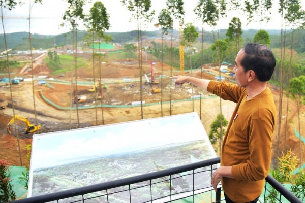 
 Caption: Presiden Jokowi di Menara Pandang, kawasan IKN, Kabupaten Penajam Paser Utara, Kalimantan Timur, Kamis (23/2/2023). (Humas Setkab/Agung)