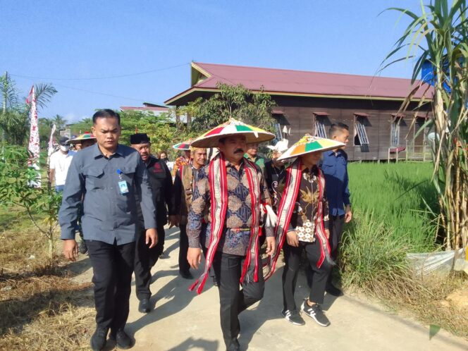 
 Teks Foto: Menteri ATR/ Kepala BPN dalam kunjungan kerja di Kelurahan Jahab, Kabupaten Kutai Kartanegara, Jumat (4/8/2023).