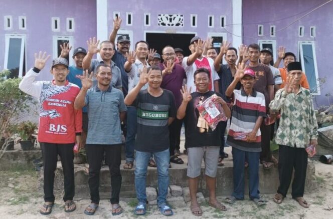 
 Caption : Rahmat Dermawan Serahkan Bantuan Sekaligus Silaturahmi Dengan Warga Desa Beringin Agung Kecamatan Samboja, Kutai Kartanegara.